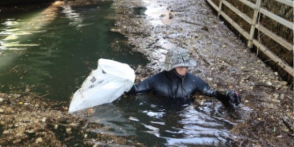 3-1. 용인시자원봉사센터와 함께 기흥호수 환경정화 활동을 펼친 육군 수도군단 특공연대 장병들의 모습.JPG