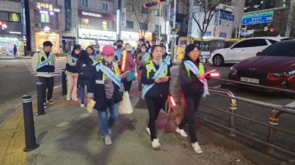 7. 수지구 관계자들이 수지구청 일대에서 청소년 유해환경 차단을 위한 캠페인을 벌이고 있다.jpg