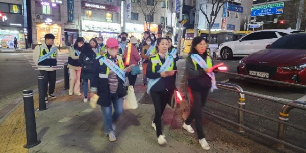 7. 수지구 관계자들이 수지구청 일대에서 청소년 유해환경 차단을 위한 캠페인을 벌이고 있다.jpg