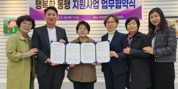 9. 죽전1동 관계자가 LG전자 베스트샵 죽전본점 관계자와 기념촬영을 하고 있다.jpeg