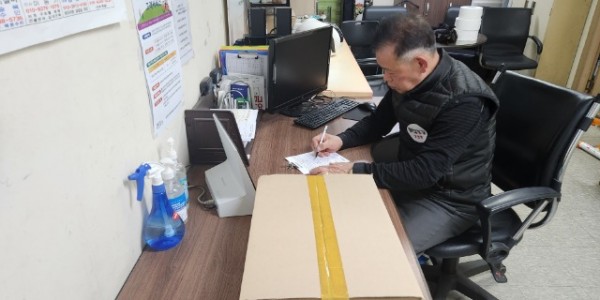 4. 용인중앙시장 배송센터 담당자가 배송품을 접수하고 있다.jpg