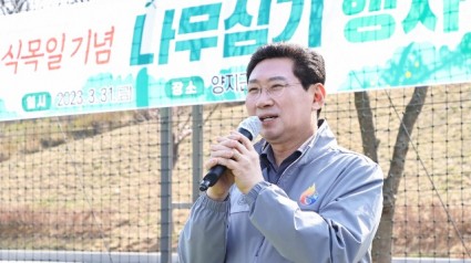 12-1. 이상일 용인특례시장이 31일 제78회 식목일 기념 나무심기 행사에서 인사말을 하고있다.jpg