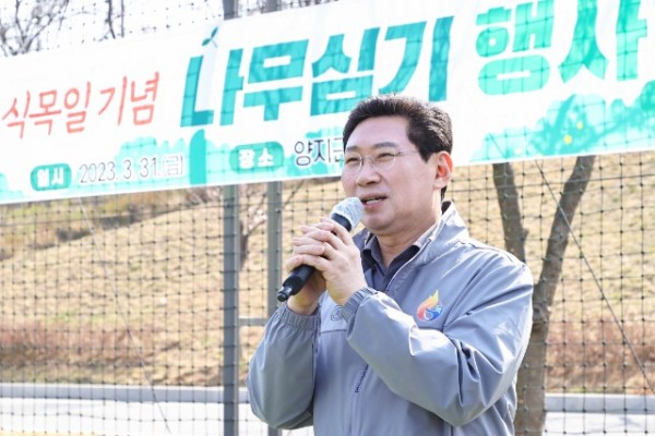 12-1. 이상일 용인특례시장이 31일 제78회 식목일 기념 나무심기 행사에서 인사말을 하고있다.jpg