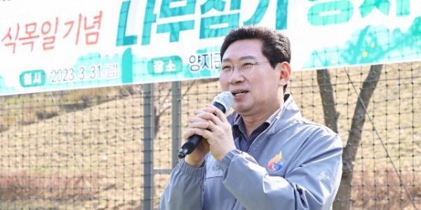 12-1. 이상일 용인특례시장이 31일 제78회 식목일 기념 나무심기 행사에서 인사말을 하고있다.jpg
