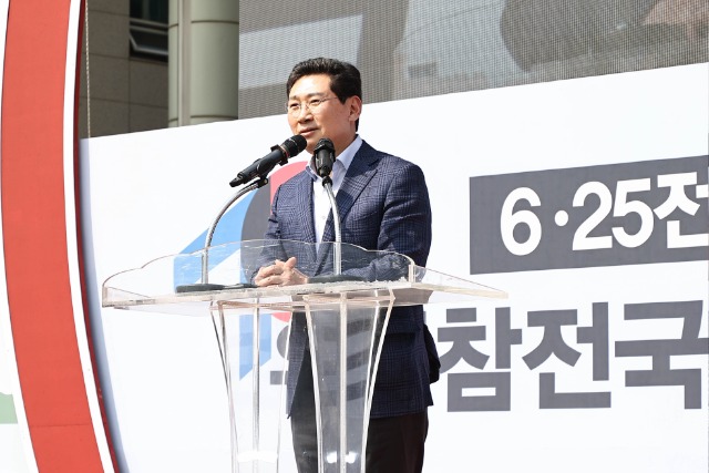 1-2. 1일 용인특례시청사 하늘광장에서 열린 6.25전쟁 정전70주년 유엔참전 자전거 동맹로드 기념식에서 축사를 하고 있는 이상일 시장 (1).jpg