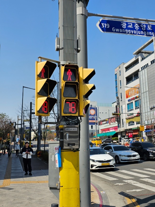 2. 수지구가 빨간불 대기신호에도 잔여시간을 표시해주는 신호등을 확대 설치한다.jpg