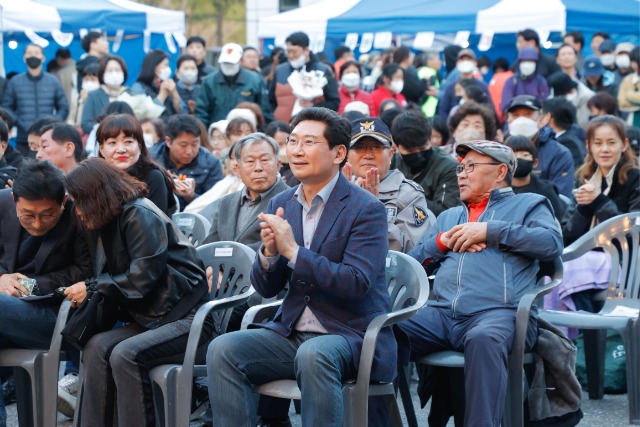 1-3. 이상일 용인특례시장이 지난 7일 정평천 벚꽃죽체에서 시민들과 공연을 관람하고있다.jpg