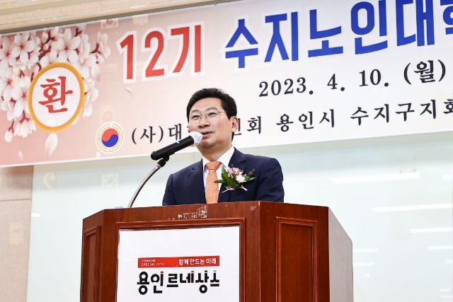 5-1. 이상일 용인특례시장이 10일 수지구청 대강당에서 열린 12기 수지노인대학 입학식에 참석해 축사를 하고 있다..jpg