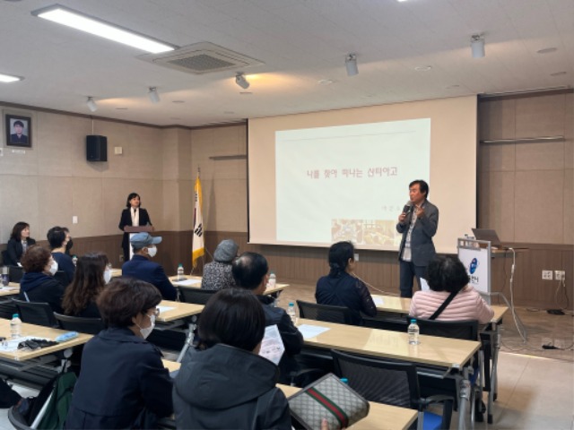 8. 재능기부 강사로 나선 박준호 교수가 마북동 주민들에게 나를 찾아 떠나는 산티아고 순례길 강연을 하고 있는 모습.jpeg