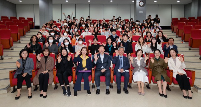 16-3. 지난 12일 단국대학교 교육대학원에서 열린 이상일 시장의 특별강연에 참가한 교육대학원 교수와 원생들의 모습.jpg