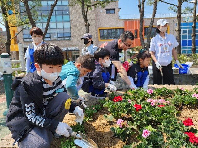 2-2. 지난3일 유방어린이공원 봄꽃 식재 행사에 성산초 학생이 참여했다.jpg