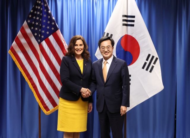 그레첸 휘트머(Gretchen Whitmer) 미시간 주지사 면담.jpg