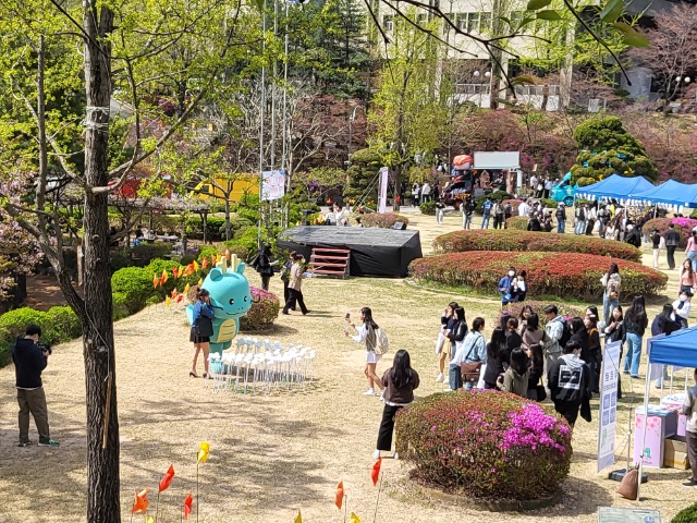 3-2. 용인특례시가 지역 내 대학을 직접 찾아 청년 정책을 홍보하는 모습.jpg