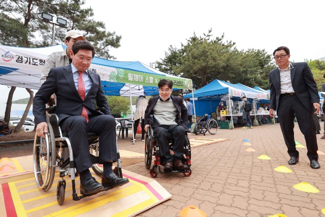 9-4. 20일 이상일 용인특례시장이 제43회 장애인의 날 기념 행사에 참석해 직접 장애체험을 하고 있는 모습.JPG