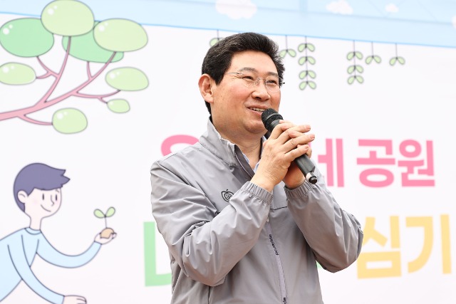 이상일 용인특례시장이 22일 성서근린공원 내나무심기 행사에 참석해 시민들에게 인사말을 하고 있다..jpg