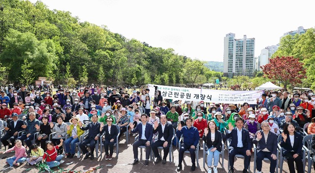 22일 성서근린공원 내나무심기행사에 참석한 시민들과 이상일 시장을 비롯한 내빈들이 기념사진을 찍고 있다..jpg