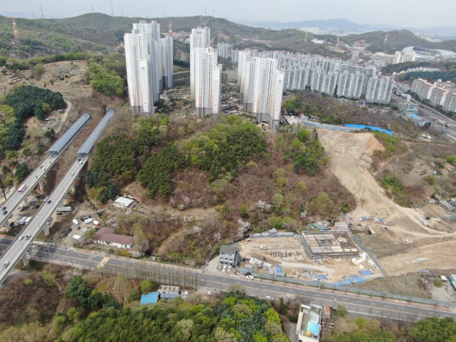 1-2. 삼가2지구 공공지원 민간임대주택 진출입로 대체도로 개설될 역북근린공원과 삼가2지구 전경(항공사진).jpg