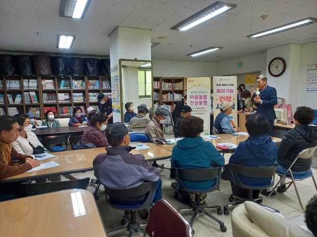 8. _마음 돌봄 건강 동행_ 사업에 참여하는 홀로어르신들이 동 행정복지센터 강의실에서 수지침 강의를 듣고 이는 모습.jpg