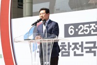 1-2. 1일 용인특례시청사 하늘광장에서 열린 6.25전쟁 정전70주년 유엔참전 자전거 동맹로드 기념식에서 축사를 하고 있는 이상일 시장 (1).jpg