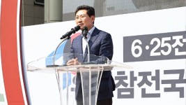 1-2. 1일 용인특례시청사 하늘광장에서 열린 6.25전쟁 정전70주년 유엔참전 자전거 동맹로드 기념식에서 축사를 하고 있는 이상일 시장 (1).jpg