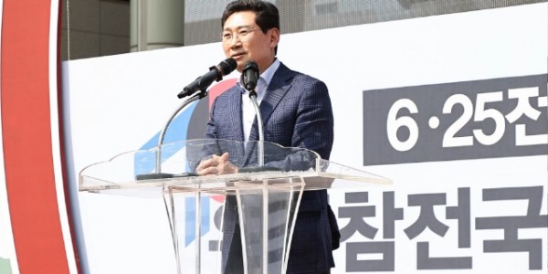 1-2. 1일 용인특례시청사 하늘광장에서 열린 6.25전쟁 정전70주년 유엔참전 자전거 동맹로드 기념식에서 축사를 하고 있는 이상일 시장 (1).jpg