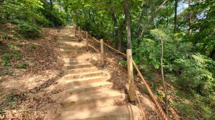 2. 용인특례시가 청년 김대건길의 일부 험준한 구간에 목재데크를 설치한다. 사진은 기존에 설치된 구간..jpg