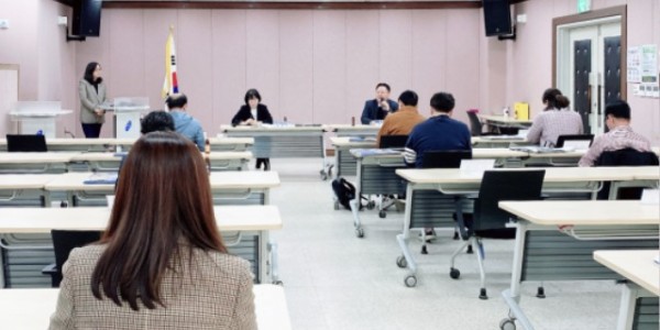 7. 동백2동 지역사회보장협의체가 지난달 30일 행정복지센터 다목적회의실에서 희의를 열고 배우자 간병 어르신 가구 정기 반찬 배달 사업에 관한 논의를 하고 있다..jpg