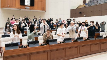 강남대학교 중국 유학생들이 지방자치 등에 관한 OX퀴즈를 풀고 있다..jpg