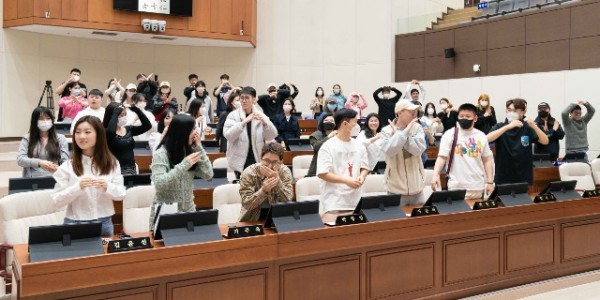 강남대학교 중국 유학생들이 지방자치 등에 관한 OX퀴즈를 풀고 있다..jpg