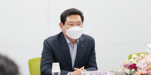 1-1. 용인 희망학교 만들기 협약 체결식에서 인사말을 하고 있는 이상일 용인특례시장.jpg