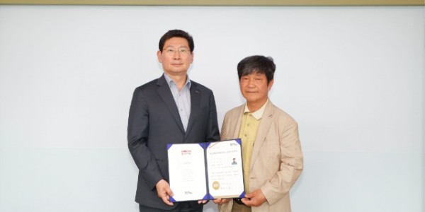 5. 용인향토문화재 보유자 인증서를 교부하고 있는 이상일 용인특례시장(왼쪽)과 증서를 교부 받는 마순관 백암도예 대표.jpg