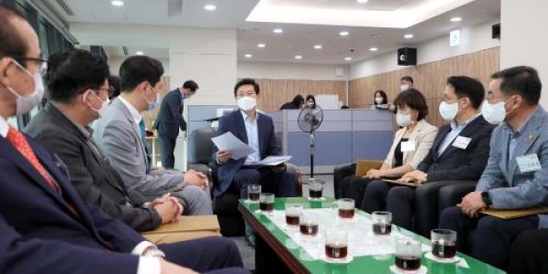 1.이상일 용인특례시장 당선인이 2022년 6월 15일 교육인프라 TF단 첫 회의를 주재하고 있다..jpg