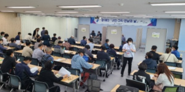 4. 지난해 용인특례시가 개최한 장애인 채용행사에 일자리를 찾는 장애인이 많이 참여했다.jpg