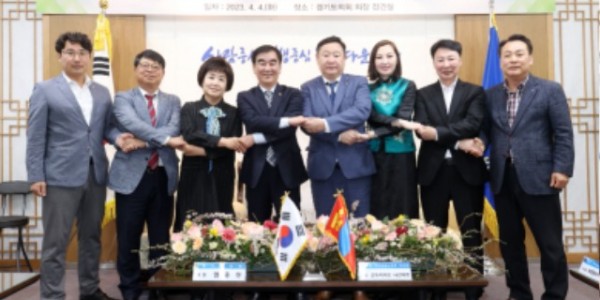 230405 염종현 의장, 몽골 다르항올 도의회 의장 접견...보건.교육.농업 교류방안 폭넓게 논의 (2).jpg