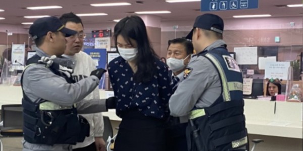 11. 수지구가 민원실에서의 폭언과 폭행에 대응하기 위해 모의 훈련을 진행했다. 가해 민원인을 경찰이 제압하는 모습.jpg