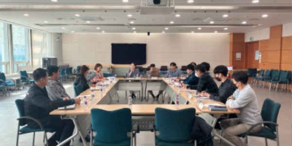 4. 용인시와 용인동서부경찰서, 용인가정상담센터, 용인성폭력상담소 등으로 구성된 _여성 폭력 대응 TF_ 참석자들이 피해자 지원 사업 등을 논의하고 있다..jpg