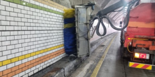 10. 청명터널 안 물청소 작업이 진행되고 있는 모습.jpg