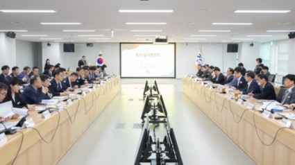 7일 오전 경기도청 다목적회의실에서 김동연 경기도지사, 오병권 행정1부지사, 오후석 행정2부지사, 염태영 경제부지사 등이 참석한 가운데 주간 실국장회의가 열리고 있다..jpg