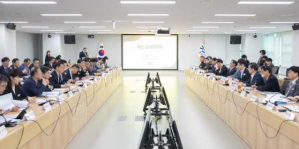 7일 오전 경기도청 다목적회의실에서 김동연 경기도지사, 오병권 행정1부지사, 오후석 행정2부지사, 염태영 경제부지사 등이 참석한 가운데 주간 실국장회의가 열리고 있다..jpg