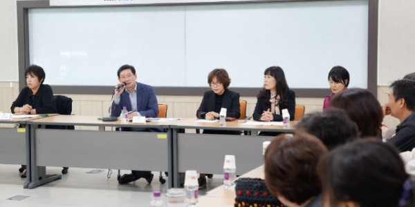 1-3. 초등학교 교장선생님과의 간담회에서 의견을 제시하고 있는 이상일 용인특례시장.jpg