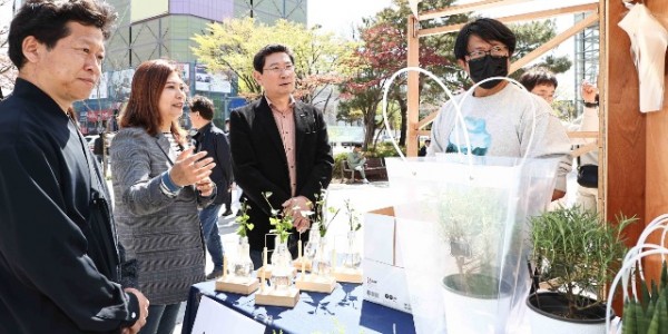 2-1.이상일 용인특례시장이 관광두레 공유농업 부스를 방문해 설명을 듣고 있다.(왼쪽부터 용인시관광두레협의회 김진봉회장, 용인시관광두레 도금숙 PD, 이상일 용인특례시장).jpg