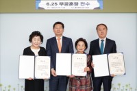 4. 이상일 용인특례시장은 10일 시장실에서 6.25 참전용사 (故)손경열 소위의 자녀 손호익 씨와 (故)김준수 병장의 자녀 김옥경 씨, (故)한정우 일병의 배우자 이수연 씨에게 화랑무공훈장을 전수했다..jpg