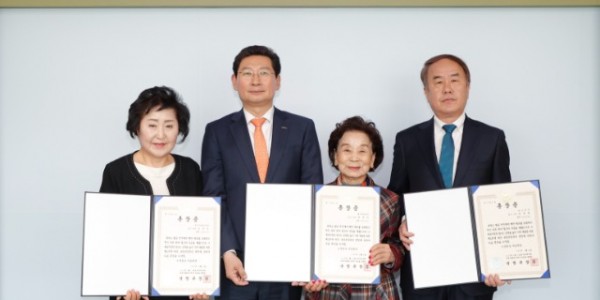 4. 이상일 용인특례시장은 10일 시장실에서 6.25 참전용사 (故)손경열 소위의 자녀 손호익 씨와 (故)김준수 병장의 자녀 김옥경 씨, (故)한정우 일병의 배우자 이수연 씨에게 화랑무공훈장을 전수했다..jpg