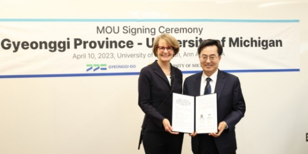 10일 오후 김동연 경기도지사가 로리 맥컬리(Laurie McCauley) 미시간대 부총장과 경기도-미시간대(U-M) 청년사다리 MOU 체결을 하고 기념촬영을 하고 있다..jpg