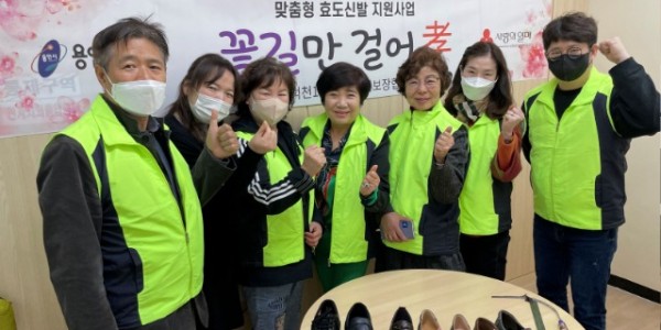 7-1. 풍덕천1동 지역사회보장협의체 위원들이 수제화 샘플 앞에서 기념촬영을 하고있다.jpg