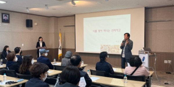 8. 재능기부 강사로 나선 박준호 교수가 마북동 주민들에게 나를 찾아 떠나는 산티아고 순례길 강연을 하고 있는 모습.jpeg