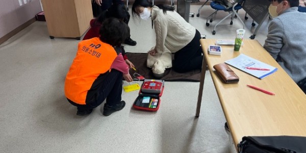 8-1. 기흥구보건소에서 심폐소생술 교육을 받고 있는 시민들.jpg