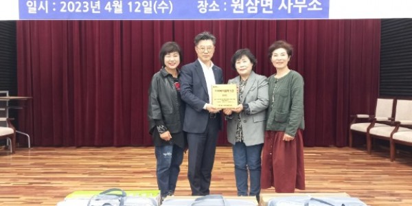 10. 원삼면 지역사회보장협의체가 협력기관 2곳에 인증 현판을 전달했다..jpg