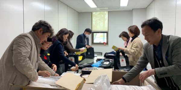 14. 마북동 지역사회보장협의체 위원들이 후원받은 도시락을 보냉가방에 넣고 있는 모습..jpg