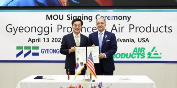 현지시간 13일 오후 김동연 경기도지사(왼쪽 첫번째)가 남선우 ESR켄달스퀘어 대표(가운데)와 투자 행사를 갖고 기념촬영을 하고 있다.jpg